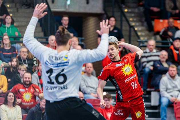 v.l. Petros Boukovinas (HSC 2000 Coburg, 16), Tim Roman Wieling (TuS N-Luebbecke, 96) GER, TuS N-Luebbecke vs. HSC 2000 Coburg, Handball, 2. Bundesliga, 26. Spieltag, Spielzeit 2025 2026, 02.04.2026 GER, TuS N-Luebbecke vs. HSC 2000 Coburg, Handball, 2. Bundesliga, 26. Spieltag, Spielzeit 2025 2026, 02.04.2026 Luebbecke Copyright: xEibner-Pressefoto JanxRollingerx EP_JSK