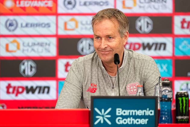 03.04.2026, xydrx, Fußball, Pressekonferenz Bayer 04 Leverkusen mit Cheftrainer Kasper Hjulmand vor dem Bundesliga Spiel gegen den VfL Wolfsburg in der BayArena, Saison 2025 2026 DFB regulations prohibit any use of photographs as image sequences and or quasi-video. *** 03 04 2026, xydrx, Football, Press conference Bayer 04 Leverkusen with head coach Kasper Hjulmand before the Bundesliga match against VfL Wolfsburg in the BayArena, season 2025 2026 DFB regulations prohibit any use of photographs as image sequences and or quasi video Copyright: HMBxMedia YannisxDreimann