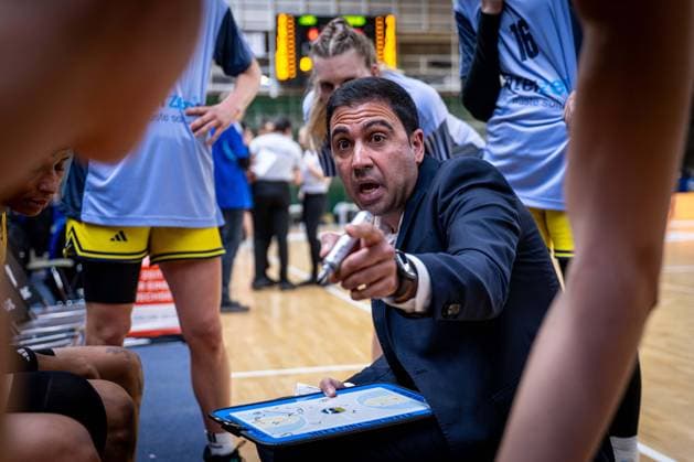 Basketball Berlin 02.04.2026 Saison 2024 2025 Toyota DBBL 1. Bundesliga Playoffs Viertelfinale Spiel1 Frauen, Damen Alba Berlin - GiroLive Panthers Osnabrück Cristo Cabrera (Alba, Trainer)