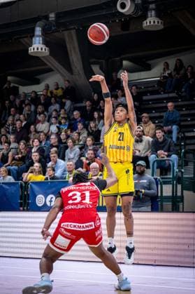 Basketball Berlin 02.04.2026 Saison 2024 2025 Toyota DBBL 1. Bundesliga Playoffs Viertelfinale Spiel1 Frauen, Damen Alba Berlin - GiroLive Panthers Osnabrück Deeshyra Thomas (Alba, No.21) Oceane Monpierre (Osnabrück, No.31)