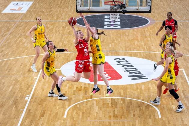 Basketball Berlin 02.04.2026 Saison 2024 2025 Toyota DBBL 1. Bundesliga Playoffs Viertelfinale Spiel1 Frauen, Damen Alba Berlin - GiroLive Panthers Osnabrück Johanna Klug (Osnabrück, No.12) Abby Muse (Alba, No.31)
