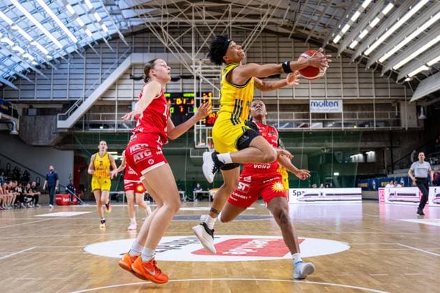 Basketball Berlin 02.04.2026 Saison 2024 2025 Toyota DBBL 1. Bundesliga Playoffs Viertelfinale Spiel1 Frauen, Damen Alba Berlin - GiroLive Panthers Osnabrück Deeshyra Thomas (Alba, No.21) AJ Marotte (Osnabrück, No.11) Oceane Monpierre (Osnabrück, No.31)