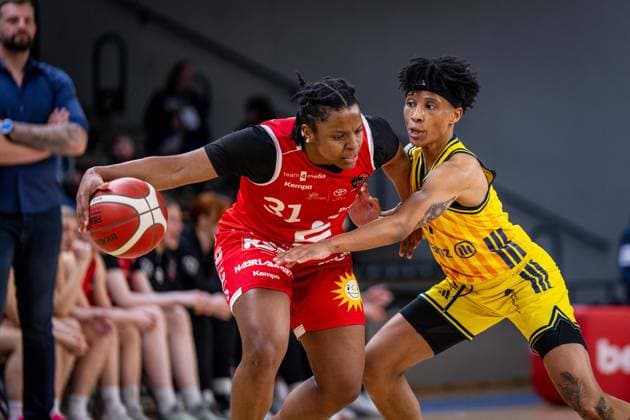 Basketball Berlin 02.04.2026 Saison 2024 2025 Toyota DBBL 1. Bundesliga Playoffs Viertelfinale Spiel1 Frauen, Damen Alba Berlin - GiroLive Panthers Osnabrück Oceane Monpierre (Osnabrück, No.31) Deeshyra Thomas (Alba, No.21)