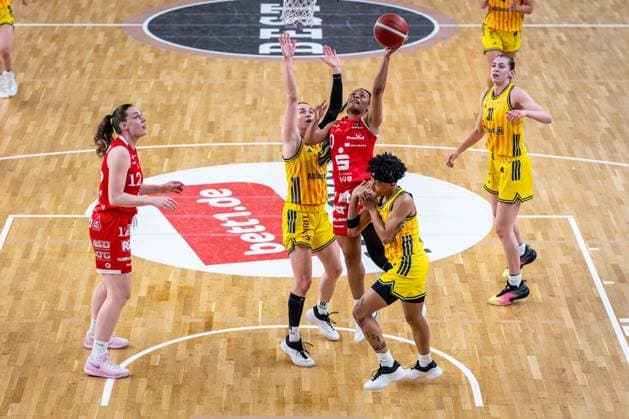 Basketball Berlin 02.04.2026 Saison 2024 2025 Toyota DBBL 1. Bundesliga Playoffs Viertelfinale Spiel1 Frauen, Damen Alba Berlin - GiroLive Panthers Osnabrück Taylor Valladay (Osnabrück, No.00) Tessa Stammberger (Alba, No.06) Deeshyra Thomas (Alba, No.21)