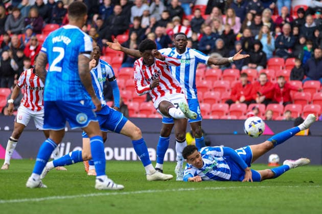 Stoke City v Sheffield Wednesday - Championship 25 26 Stoke City s Jesurun Rak-Sakyi shooting during match against Sheffield Wednesday - Championship 03.04.2026 Stoke Bet365 Stadium United Kingdom Copyright: xZacharyxLockex