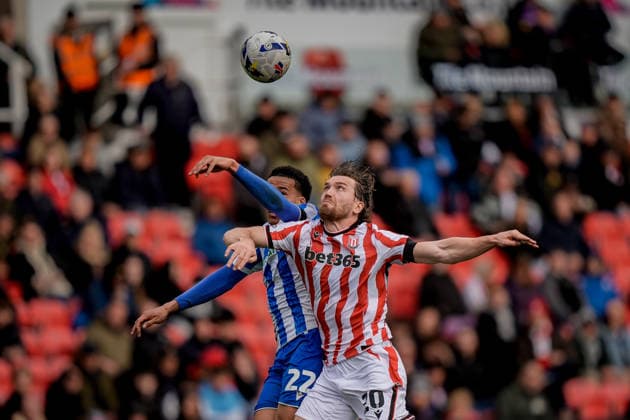 Stoke City v Sheffield Wednesday - Sky Bet Championship Sam Gallagher of Stoke City competes for the ball with Gabriel Otegbayo of Sheffield Wednesday during the Sky Bet Championship match between Stoke City and Sheffield Wednesday at Bet365 Stadium in Stoke On Trent, United Kingdom, on April 3, 2026. Stoke On Trent United Kingdom  Copyright: xNewsxImagesx originalFilename:cosgrove-skybetch260403_np7re.jpg