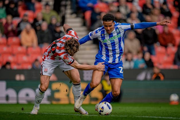 Stoke City v Sheffield Wednesday - Sky Bet Championship Sam Gallagher of Stoke City competes for the ball with Gabriel Otegbayo of Sheffield Wednesday during the Sky Bet Championship match between Stoke City and Sheffield Wednesday at Bet365 Stadium in Stoke On Trent, United Kingdom, on April 3, 2026. Stoke On Trent United Kingdom  Copyright: xNewsxImagesx originalFilename:cosgrove-skybetch260403_npAkH.jpg