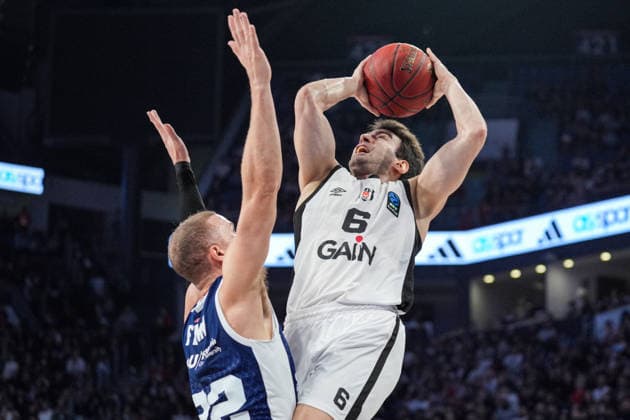 Bahcesehir Koleji v Besiktas GAIN - EuroCup ISTANBUL, TURKIYE - APRIL 3: Bahcesehir Koleji’s Malachi Flynn (L) and Besiktas GAIN’s Berk Ugurlu (6) compete during the BKT EuroCup semifinal second leg match at Sinan Erdem Sports Hall, on April 3, 2026, in Istanbul, Turkiye. Cemal Yurttas Anadolu Istanbul Turkey. Editorial use only. Please get in touch for any other usage.  Copyright: x2026xAnadoluxCemalxYurttasx