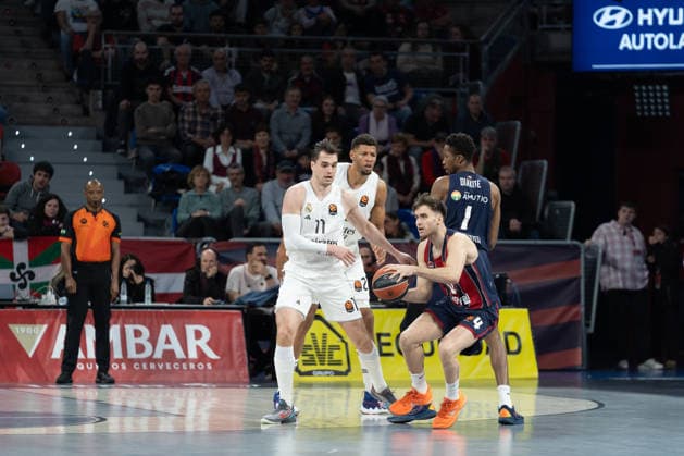 ESP: Kosner Baskonia v Real Madrid Euroleague Mario Hezonja of Real Madrid and Rafael Villar of Baskonia during the Euroleague match, between Kosner Baskonia and Real Madrid played at Buesa Arena Stadium on April 3, 2026 in Vitoria Spain Vitoria Pais Vasco Spain Basketball Copyright: xMiguelxGarciax xAgenciaxLOFx
