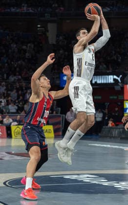 ESP: Kosner Baskonia v Real Madrid Euroleague Alberto Abalde of Real Madrid and Matteo Spagnolo (Baskonia) during the Euroleague match, between Kosner Baskonia and Real Madrid played at Buesa Arena Stadium on April 3, 2026 in Vitoria Spain Vitoria Pais Vasco Spain Basketball Copyright: xMiguelxGarciax xAgenciaxLOFx