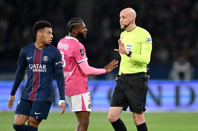 Paris Saint-Germain v Toulouse FC - Ligue 1 McDonald s 2025 2026 03 Mark MCKENZIE (tfc) - Eric WATTELLIER (ARBITRE) during the Ligue 1 McDonald s match between Paris and Toulouse at Parc des Princes on April 3, 2026 in Paris, France. Paris France  Copyright: xFEPx 776348342