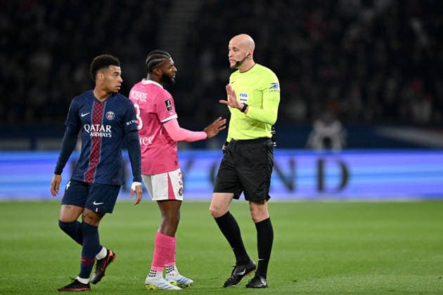 Paris Saint-Germain v Toulouse FC - Ligue 1 McDonald s 2025 2026 03 Mark MCKENZIE (tfc) - Eric WATTELLIER (ARBITRE) during the Ligue 1 McDonald s match between Paris and Toulouse at Parc des Princes on April 3, 2026 in Paris, France. Paris France  Copyright: xFEPx 776348342