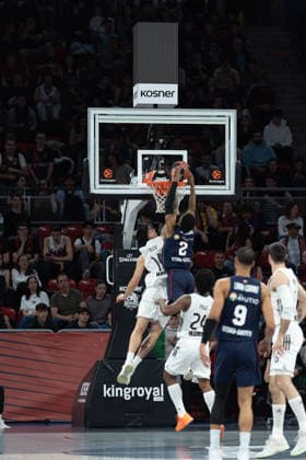 ESP: Kosner Baskonia v Real Madrid Euroleague Gabriel Deck of Real Madrid and Kobi Simmons (Baskonia) during the Euroleague match, between Kosner Baskonia and Real Madrid played at Buesa Arena Stadium on April 3, 2026 in Vitoria Spain Vitoria Pais Vasco Spain Basketball Copyright: xMiguelxGarciax xAgenciaxLOFx