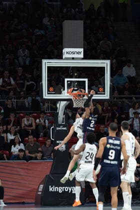 ESP: Kosner Baskonia v Real Madrid Euroleague Gabriel Deck of Real Madrid and Kobi Simmons (Baskonia) during the Euroleague match, between Kosner Baskonia and Real Madrid played at Buesa Arena Stadium on April 3, 2026 in Vitoria Spain Vitoria Pais Vasco Spain Basketball Copyright: xMiguelxGarciax xAgenciaxLOFx