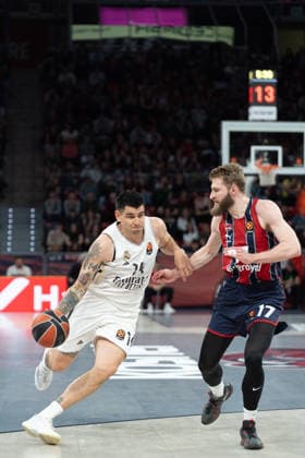 ESP: Kosner Baskonia v Real Madrid Euroleague Gabriel Deck of Real Madrid and Gytis Radzevicius of Baskonia during the Euroleague match, between Kosner Baskonia and Real Madrid played at Buesa Arena Stadium on April 3, 2026 in Vitoria Spain Vitoria Pais Vasco Spain Basketball Copyright: xMiguelxGarciax xAgenciaxLOFx