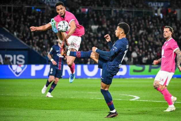 April 3, 2026, Paris, France, France: Emersonn of Toulouse and Desire DOUE of PSG during the Ligue 1 match between Paris Saint-Germain (PSG) and Toulouse FC at Parc des Princes Stadium on April 03, 2026 in Paris, France. Paris France - ZUMAm308 20260403_zsp_m308_002 Copyright: xMatthieuxMirvillex
