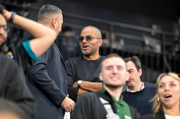 Asvel Villeurbanne - Olympiacos Piraeus PHOTOPQR LE PROGRES Joël PHILIPPON - Décines-Charpieu 03 04 2026 - Asvel Villeurbanne-Olympiacos Piraeus. 3 avril 2026 -Tony Parker en discussion avec un de ses invités avant le début du match. Asvel Villeurbanne-Olympiacos Piraeus Décines-Charpieu Rhône Rhône-Alpes France  Copyright: xPHOTOPQR LExPROGRES MAXPPPxJoëlxPHILIPPONx 20260403LPL9576 20260403LPL9576