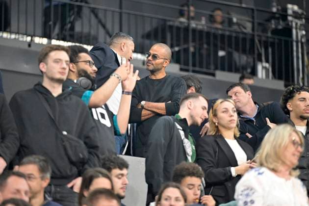Asvel Villeurbanne - Olympiacos Piraeus PHOTOPQR LE PROGRES Joël PHILIPPON - Décines-Charpieu 03 04 2026 - Asvel Villeurbanne-Olympiacos Piraeus. 3 avril 2026 -Tony Parker en discussion avec un de ses invités avant le début du match. Asvel Villeurbanne-Olympiacos Piraeus Décines-Charpieu Rhône Rhône-Alpes France  Copyright: xPHOTOPQR LExPROGRES MAXPPPxJoëlxPHILIPPONx 20260403LPL9580 20260403LPL9580