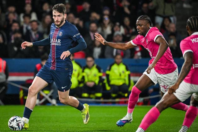 April 3, 2026, Paris, France, France: Khvicha KVARATSKHELIA of PSG and Seny KOUMBASSA of Toulouse during the Ligue 1 match between Paris Saint-Germain (PSG) and Toulouse FC at Parc des Princes Stadium on April 03, 2026 in Paris, France. Paris Saint-Germain V Toulouse FC - Ligue 1  - ZUMAm308 20260403_zsp_m308_009 Copyright: xMatthieuxMirvillex
