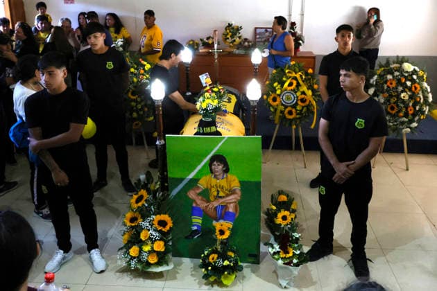 Quillota, 3 de abril 2026 Hinchas de San Luis acompanan el velorio del exfutbolista Victor ˜Pititore™ Cabrera, realizado en el Estadio Lucio Farina San Luis fans paying their respect in a public wake for ex football player Victor ˜Pititore™ Cabrera, at Estadio Lucio Farina Fernandez Sebastian Cisternas Photosport Velorio del exfutbolista Victor Cabrera 