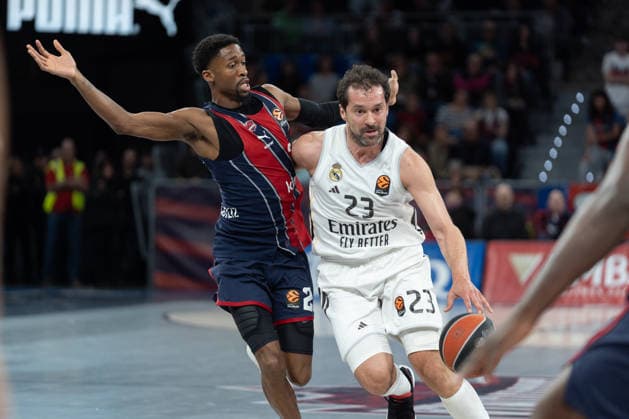 ESP: Kosner Baskonia v Real Madrid Euroleague Sergio Llull of Real Madrid and Kobi Simmons of Baskonia during the Euroleague match, between Kosner Baskonia and Real Madrid played at Buesa Arena Stadium on April 3, 2026 in Vitoria Spain Vitoria Pais Vasco Spain Basketball Copyright: xMiguelxGarciax xAgenciaxLOFx
