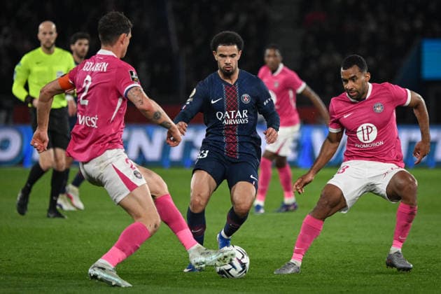 Ligue 1 PSG vs Toulouse FC - FA Paris Saint-Germain’s midfielder Warren Zaire-Emery fights for the ball during the French L1 football match between Paris Saint-Germain and Toulouse FC at the Parc des Princes stadium in Paris on April 3, 2026. Photo by Firas Abdullah ABACAPRESS.COM Paris Île-de-France France  Copyright: xAbdullahxFiras ABACAx