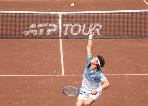 HOUSTON, TX - APRIL 03: Ben Shelton (USA) serves the ball during the singles quarterfinals of the Men™s Clay Court Championship on April 3, 2026 at River Oaks Country Club in Houston, Texas. (Photo by Leslie Plaza Johnson Icon Sportswire) TENNIS: APR 03 US Men s Clay Court Championship EDITORIAL USE ONLY Icon260403115