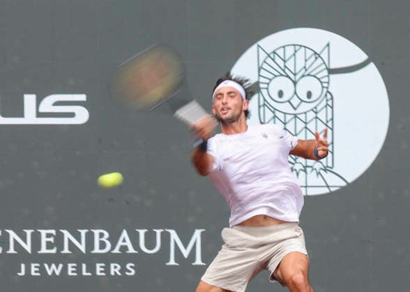 HOUSTON, TX - APRIL 03: Thiago Agustin Tirante (ARG) in action during the singles quarterfinals of the Men™s Clay Court Championship on April 3, 2026 at River Oaks Country Club in Houston, Texas. (Photo by Leslie Plaza Johnson Icon Sportswire) TENNIS: APR 03 US Men s Clay Court Championship EDITORIAL USE ONLY Icon260403127