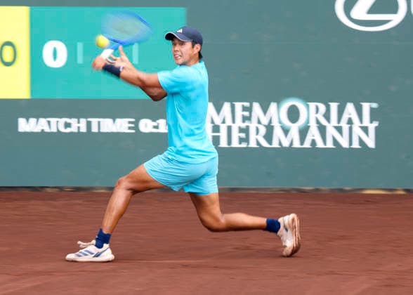 HOUSTON, TX - APRIL 03: Learner Tien (USA) in action during the singles quarterfinals of the Men™s Clay Court Championship on April 3, 2026 at River Oaks Country Club in Houston, Texas. (Photo by Leslie Plaza Johnson Icon Sportswire) TENNIS: APR 03 US Men s Clay Court Championship EDITORIAL USE ONLY Icon260403043
