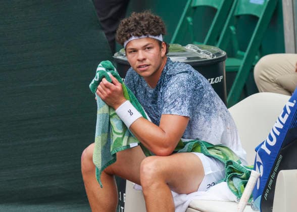 HOUSTON, TX - APRIL 03: Ben Shelton (USA) is at his bench during the singles quarterfinals of the Men™s Clay Court Championship on April 3, 2026 at River Oaks Country Club in Houston, Texas. (Photo by Leslie Plaza Johnson Icon Sportswire) TENNIS: APR 03 US Men s Clay Court Championship EDITORIAL USE ONLY Icon260403072