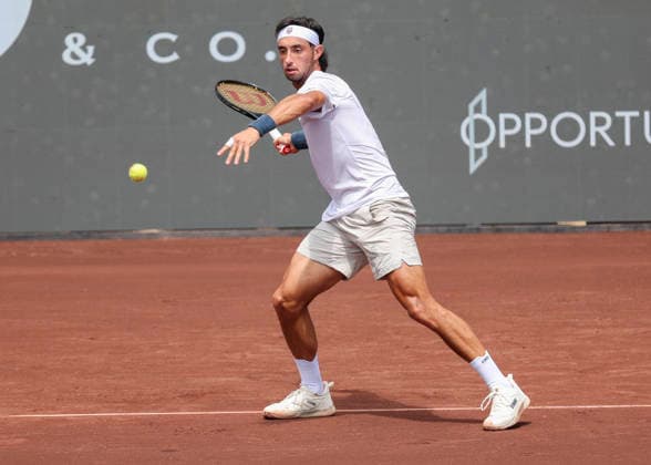 HOUSTON, TX - APRIL 03: Thiago Agustin Tirante (ARG) in action during the singles quarterfinals of the Men™s Clay Court Championship on April 3, 2026 at River Oaks Country Club in Houston, Texas. (Photo by Leslie Plaza Johnson Icon Sportswire) TENNIS: APR 03 US Men s Clay Court Championship EDITORIAL USE ONLY Icon260403099