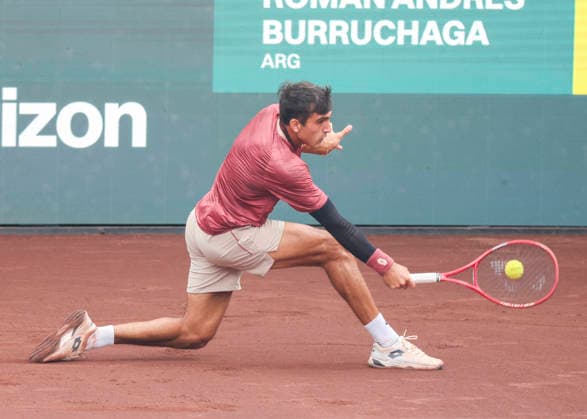 HOUSTON, TX - APRIL 03: Roman Andres Burruchaga (ARG) in action during the singles quarterfinals of the Men™s Clay Court Championship on April 3, 2026 at River Oaks Country Club in Houston, Texas. (Photo by Leslie Plaza Johnson Icon Sportswire) TENNIS: APR 03 US Men s Clay Court Championship EDITORIAL USE ONLY Icon260403001