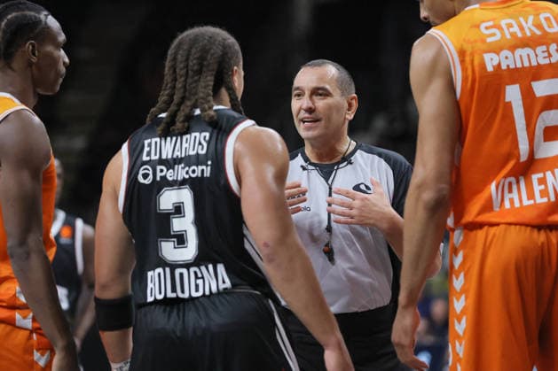 BASKET - Euroleague - Virtus Bologna vs Valencia BC 03 Carsen EDWARDS Virtus Bologna Match BASKETBALL - EUROLEAGUE Virtus Bologna vs Valencia Basket 03-04-2026 referee during Virtus Bologna vs Valencia BC, Basketball Euroleague match in Bologna, Italy, April 03 2026 Bologna Italy  Copyright: xIPAxSport ABACAx
