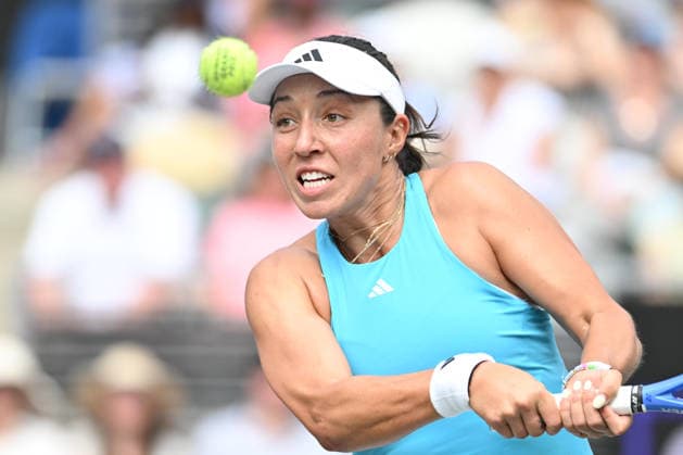 April 3, 2026, Charleston, South Carolina, USA: JESSICA PEGULA of the United States returns a shot to DIANA SHNAIDER of Russia during the Credit One Charleston Open at Credit One Stadium. Pegula won 3:6 6:3 6:2. Tennis 2026: WTA, Tennis Damen Charleston Open: PEGULA 3:6 6:3 6:2 SHNAIDER  - ZUMAv134 20260403_zsp_v134_001 Copyright: xMaxwellxVittoriox