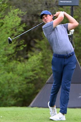 SAN ANTONIO, TX - APRIL 03: Davis Thompson (USA) watches his tee shot on 12 during the second round of the Valero Texas Open on April 3, 2026, at the AT&T Oaks Course at TPC San Antonio, San Antonio, Texas. (Photo by Ken Murray Icon Sportswire) GOLF: APR 03 PGA, Golf Herren Valero Texas Open EDITORIAL USE ONLY Icon2604030302