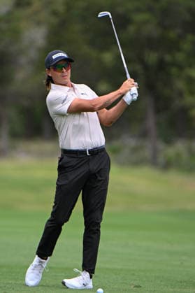 SAN ANTONIO, TX - APRIL 03: Rickie Fowler (USA) watches his approach shot on 1 during the second round of the Valero Texas Open on April 3, 2026, at the AT&T Oaks Course at TPC San Antonio, San Antonio, Texas. (Photo by Ken Murray Icon Sportswire) GOLF: APR 03 PGA, Golf Herren Valero Texas Open EDITORIAL USE ONLY Icon2604030202