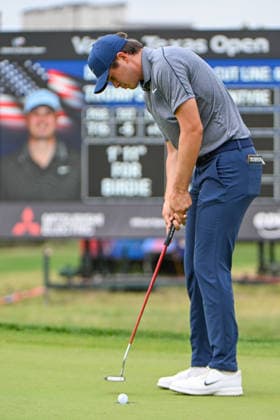 SAN ANTONIO, TX - APRIL 03: Davis Thompson (USA) sinks his birdie putt on 11 during the second round of the Valero Texas Open on April 3, 2026, at the AT&T Oaks Course at TPC San Antonio, San Antonio, Texas. (Photo by Ken Murray Icon Sportswire) GOLF: APR 03 PGA, Golf Herren Valero Texas Open EDITORIAL USE ONLY Icon2604030292