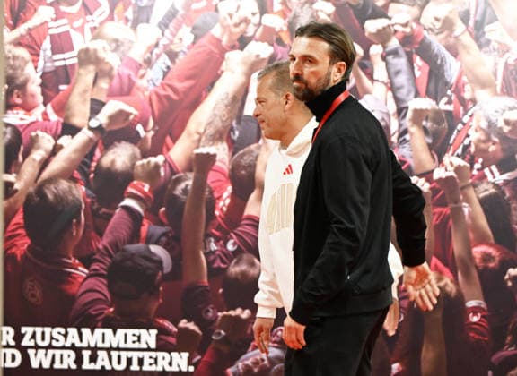 Fussball - 2. Bundesliga - Saison 2025 26 1. FC Kaiserslautern 04.04.2026 Fritz-Walter-Stadion 1. FC Kaiserslautern (fck) - Fortuna Düsseldorf (dus) Trainer Markus ANFANG (Fortuna Düsseldorf), li und Thomas HENGEN (fck) 1. FC Kaiserslautern