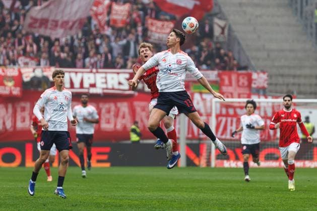 Cedric Itten (Fortuna Duesseldorf) im Kopfballduell mit Mika Haas (1.FC Kaiserslautern), 1. FC Kaiserslautern vs Fortuna Duesseldorf, Fussball, 2. Bundesliga, 28. Spieltag, Saison 2025 2026, 04.04.2026 1. FC Kaiserslautern vs Fortuna Duesseldorf, Fussball, 2. Bundesliga, 28. Spieltag, Saison 2025 2026, 04.04.2026