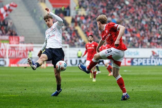Mika Haas (1.FC Kaiserslautern) im Zweikampf mit Luca Raimund (Fortuna Duesseldorf), 1. FC Kaiserslautern vs Fortuna Duesseldorf, Fussball, 2. Bundesliga, 28. Spieltag, Saison 2025 2026, 04.04.2026 1. FC Kaiserslautern vs Fortuna Duesseldorf, Fussball, 2. Bundesliga, 28. Spieltag, Saison 2025 2026, 04.04.2026