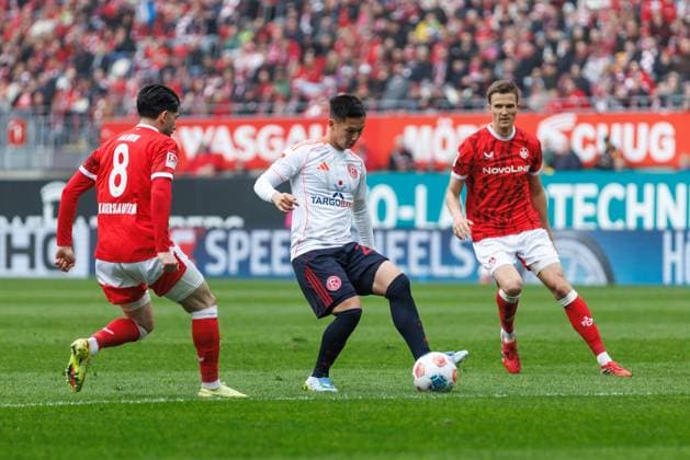 Shinta Appelkamp (Fortuna Duesseldorf) im Zweikampf mit Semi Sahin (1.FC Kaiserslautern) und Fabian Kunze (1.FC Kaiserslautern), 1. FC Kaiserslautern vs Fortuna Duesseldorf, Fussball, 2. Bundesliga, 28. Spieltag, Saison 2025 2026, 04.04.2026 1. FC Kaiserslautern vs Fortuna Duesseldorf, Fussball, 2. Bundesliga, 28. Spieltag, Saison 2025 2026, 04.04.2026