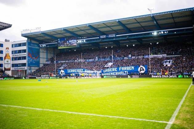 04.04.2026 - Fußball, 2025 2026, 2. Bundesliga, 28. Spieltag, DSC Arminia Bielefeld - SV Darmstadt 98: Mannschaft vor Fans (Bielefeld) vor dem Spiel DFL REGULATIONS PROHIBIT ANY USE OF PHOTOGRAPHS AS IMAGE SEQUENCES AND OR QUASI-VIDEO.