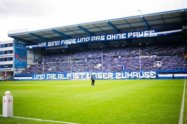 04.04.2026 - Fußball, 2025 2026, 2. Bundesliga, 28. Spieltag, DSC Arminia Bielefeld - SV Darmstadt 98: Fans (Bielefeld) mit einer Choreo, Choreografie, Choreographie DFL REGULATIONS PROHIBIT ANY USE OF PHOTOGRAPHS AS IMAGE SEQUENCES AND OR QUASI-VIDEO.