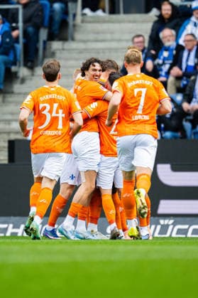 04.04.2026 - Fußball, 2025 2026, 2. Bundesliga, 28. Spieltag, DSC Arminia Bielefeld - SV Darmstadt 98: Jubel nach dem Tor zum 0:1 von Matej Maglica (Darmstadt), (M) Fraser Hornby, (Darmstadt) DFL REGULATIONS PROHIBIT ANY USE OF PHOTOGRAPHS AS IMAGE SEQUENCES AND OR QUASI-VIDEO.