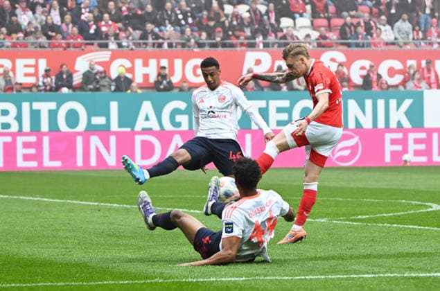 Fussball - 2. Bundesliga - Saison 2025 26 1. FC Kaiserslautern 04.04.2026 Fritz-Walter-Stadion 1. FC Kaiserslautern (fck) - Fortuna Düsseldorf (dus) V.li: Sima SUSO (Fortuna Düsseldorf), Elias EGOULI (Fortuna Düsseldorf), Norman BASSETTE (1. FC Kaiserslautern) 1. FC Kaiserslautern