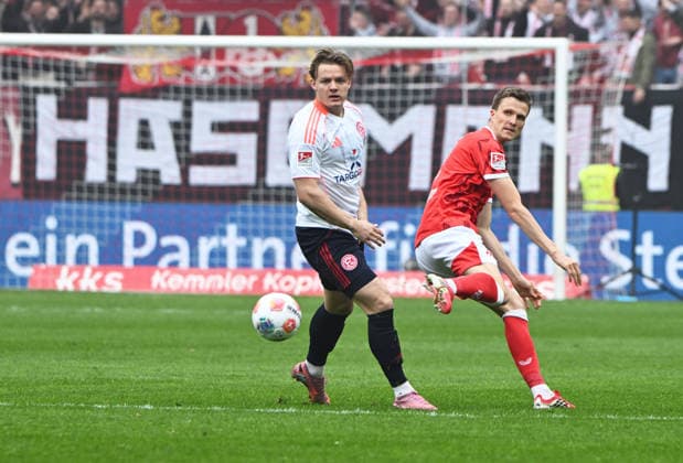 Fussball - 2. Bundesliga - Saison 2025 26 1. FC Kaiserslautern 04.04.2026 Fritz-Walter-Stadion 1. FC Kaiserslautern (fck) - Fortuna Düsseldorf (dus) Christian RASMUSSEN (Fortuna Düsseldorf), li - Fabian KUNZE (1. FC Kaiserslautern) 1. FC Kaiserslautern