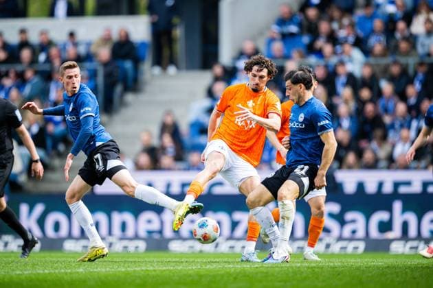 04.04.2026 - Fußball, 2025 2026, 2. Bundesliga, 28. Spieltag, DSC Arminia Bielefeld - SV Darmstadt 98: (L-R) Arne Sicker (Bielefeld), Fraser Hornby (Darmstadt), Stefan Russo (Bielefeld) DFL REGULATIONS PROHIBIT ANY USE OF PHOTOGRAPHS AS IMAGE SEQUENCES AND OR QUASI-VIDEO.