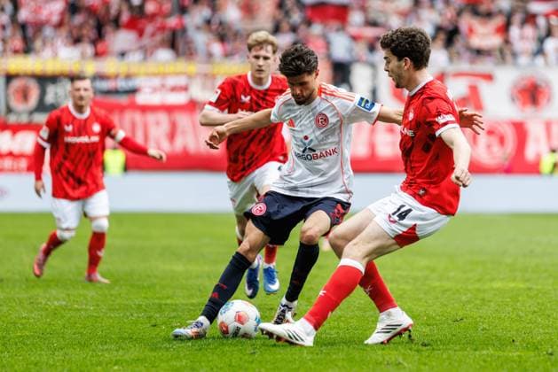 Anouar El Azzouzi (Fortuna Duesseldorf) im Zweikampf mit Jacob Rasmussen (1.FC Kaiserslautern), 1. FC Kaiserslautern vs Fortuna Duesseldorf, Fussball, 2. Bundesliga, 28. Spieltag, Saison 2025 2026, 04.04.2026 1. FC Kaiserslautern vs Fortuna Duesseldorf, Fussball, 2. Bundesliga, 28. Spieltag, Saison 2025 2026, 04.04.2026