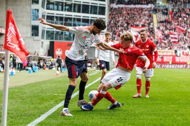 Anouar El Azzouzi (Fortuna Duesseldorf) im Zweikampf mit Mika Haas (1.FC Kaiserslautern), 1. FC Kaiserslautern vs Fortuna Duesseldorf, Fussball, 2. Bundesliga, 28. Spieltag, Saison 2025 2026, 04.04.2026 1. FC Kaiserslautern vs Fortuna Duesseldorf, Fussball, 2. Bundesliga, 28. Spieltag, Saison 2025 2026, 04.04.2026
