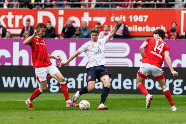 Cedric Itten (Fortuna Duesseldorf) im Zweikampf mit Fabian Kunze (1.FC Kaiserslautern) und Jacob Rasmussen (1.FC Kaiserslautern), 1. FC Kaiserslautern vs Fortuna Duesseldorf, Fussball, 2. Bundesliga, 28. Spieltag, Saison 2025 2026, 04.04.2026 1. FC Kaiserslautern vs Fortuna Duesseldorf, Fussball, 2. Bundesliga, 28. Spieltag, Saison 2025 2026, 04.04.2026